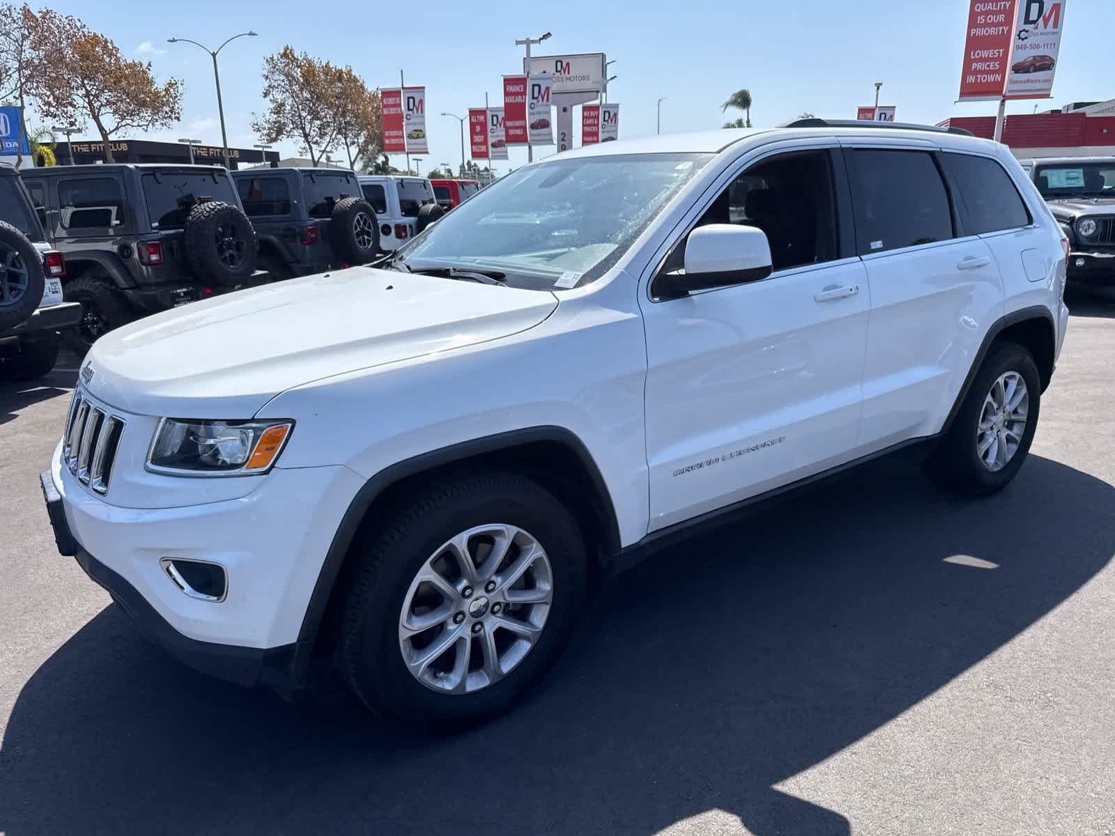 Used 2015 Bright White Clearcoat Jeep Laredo image 24