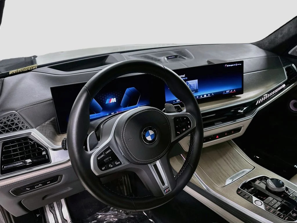 Used 2026 Black BMW M60i image 4