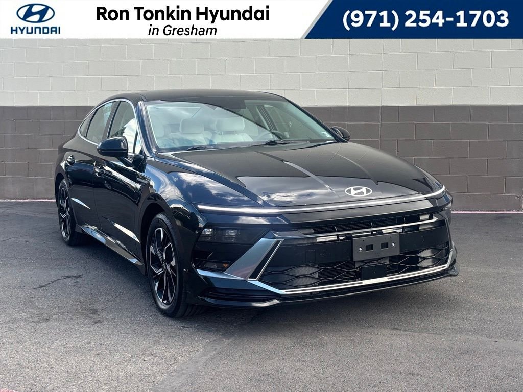 Used 2025 Black Hyundai SEL image 1