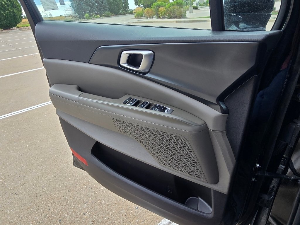 Used 2025 Aurora Black Pearl Kia LXS image 18