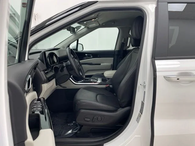 Certified Used 2024 White Kia  image 11