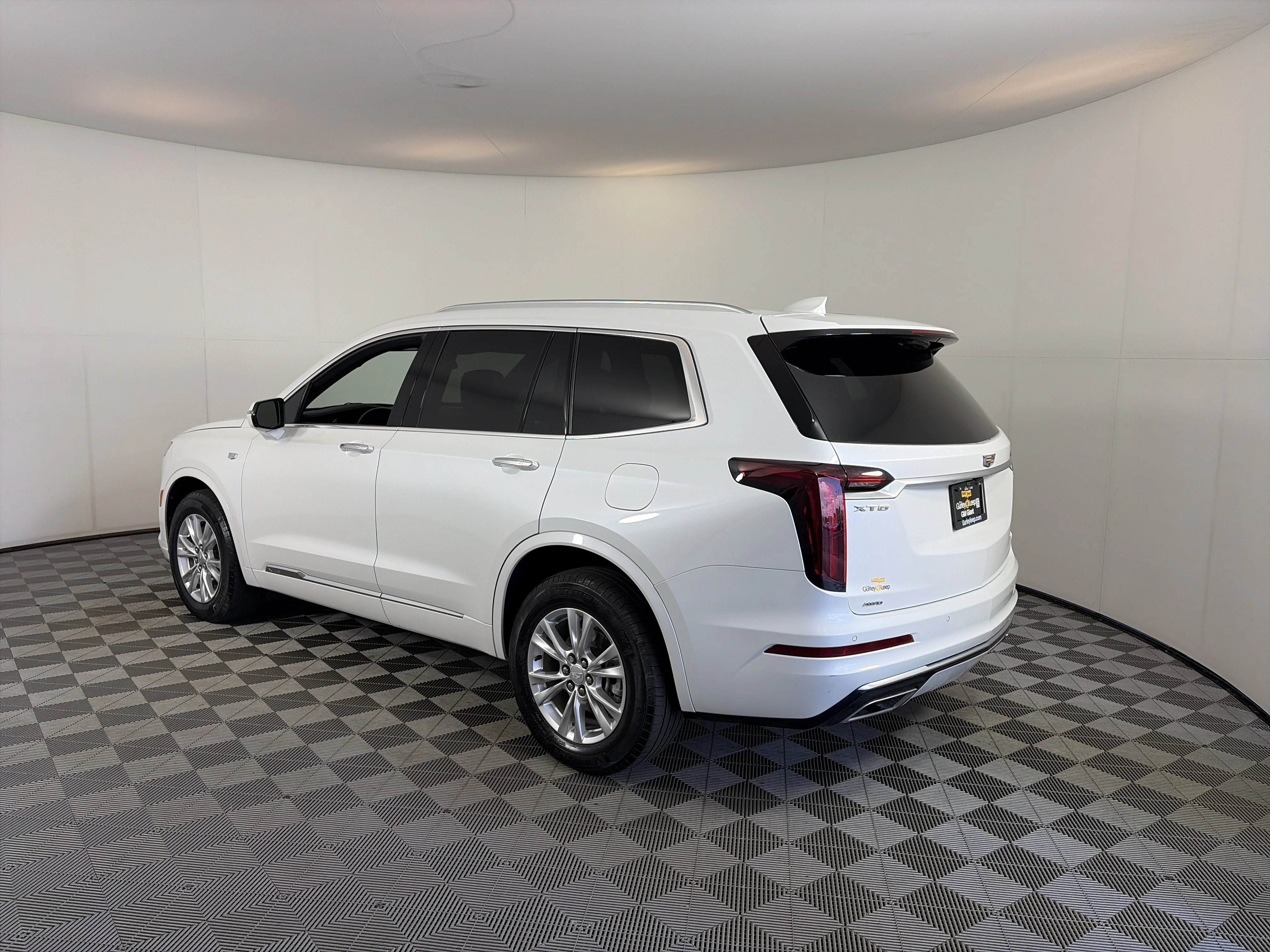 Used 2025 Crystal White Tricoat Cadillac Luxury image 10