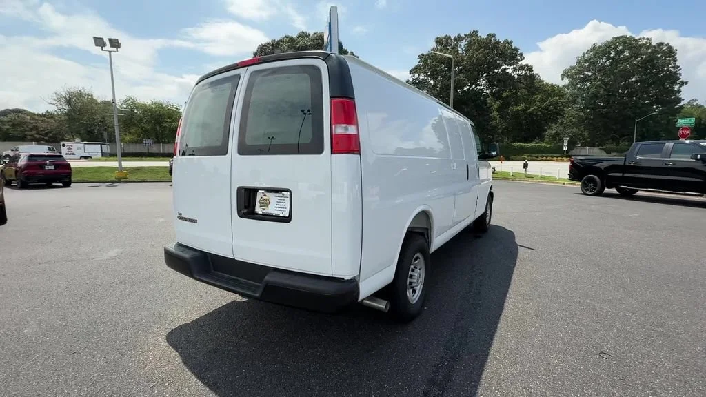 New 2026 Summit White Chevrolet WT image 7