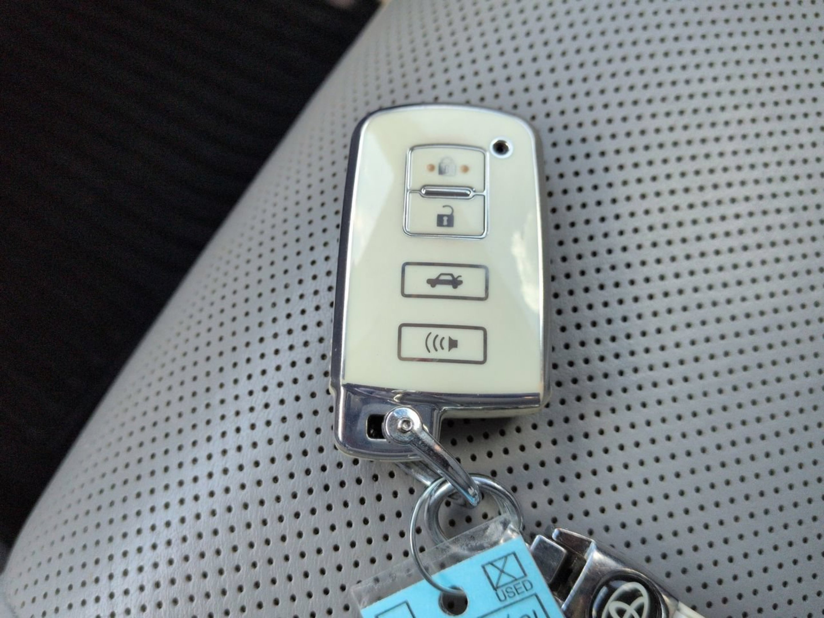 Used 2015 Silver Sky Metallic Toyota Limited image 29