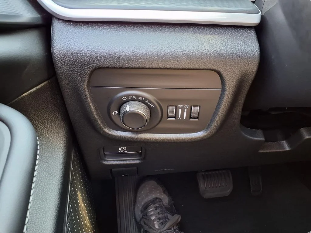 New 2027 High-Gloss Black Paint Jeep Laredo X image 16