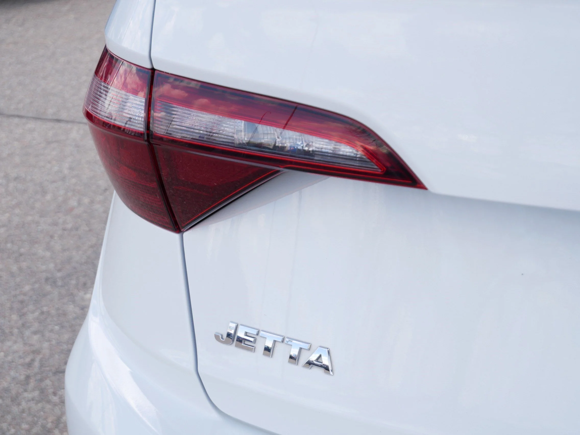 Certified Used 2021 Pure White Volkswagen SEL Premium image 16
