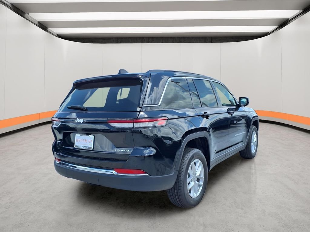 New 2026 Diamond Black Crystal Pearlcoat Jeep Laredo X image 4