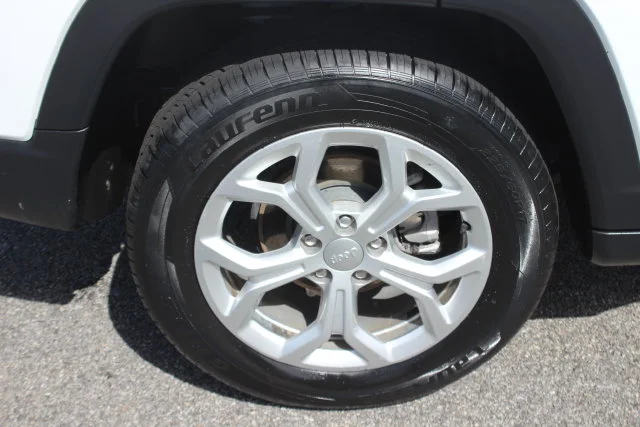 Used 2024 White Jeep Latitude image 36