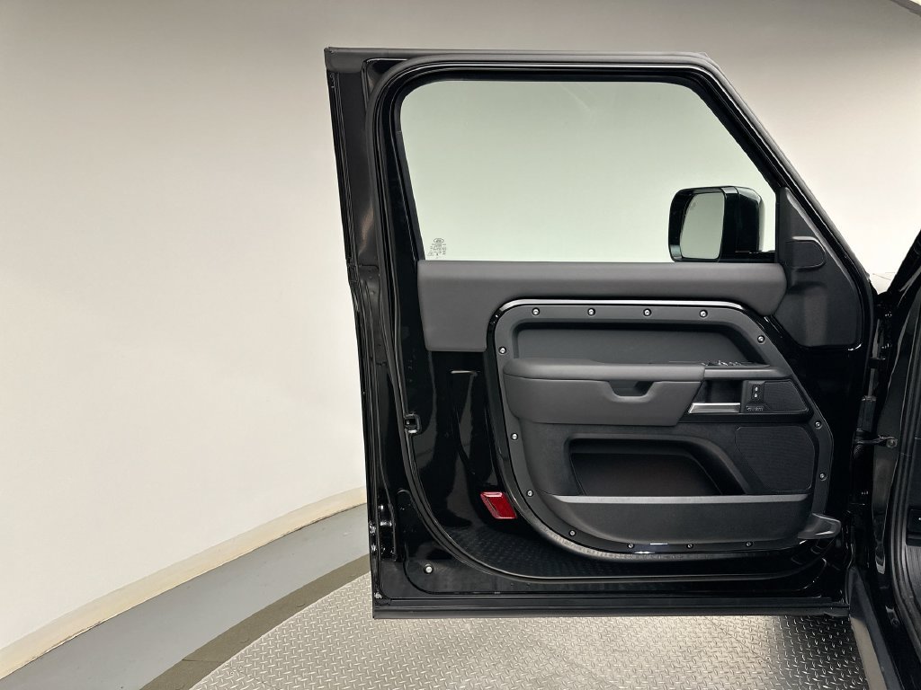 New 2026 Santorini Black Land Rover V8 image 9