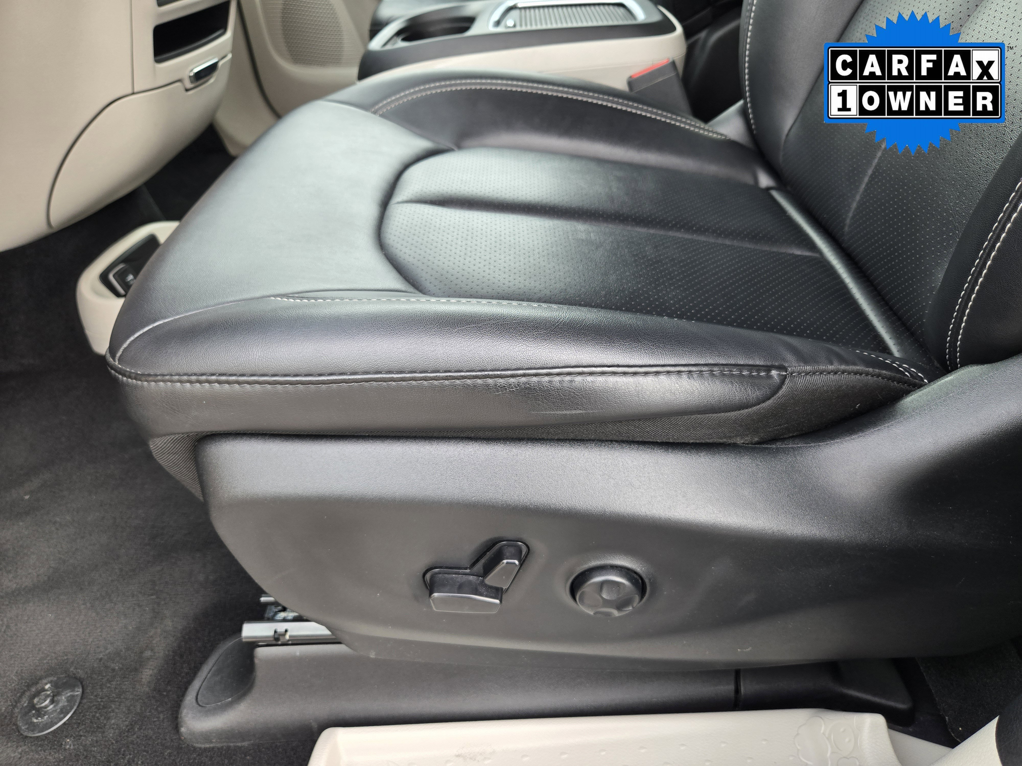 Used 2024 Diamond Black Chrysler Touring L image 20