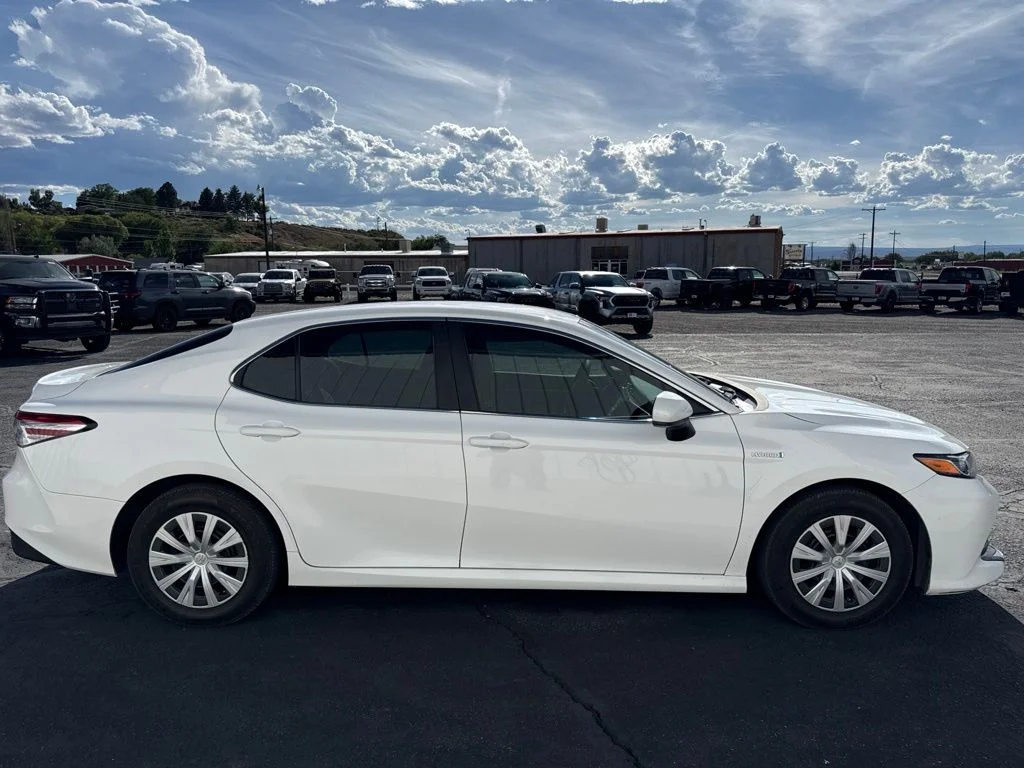 Used 2018 Super White Toyota LE image 2