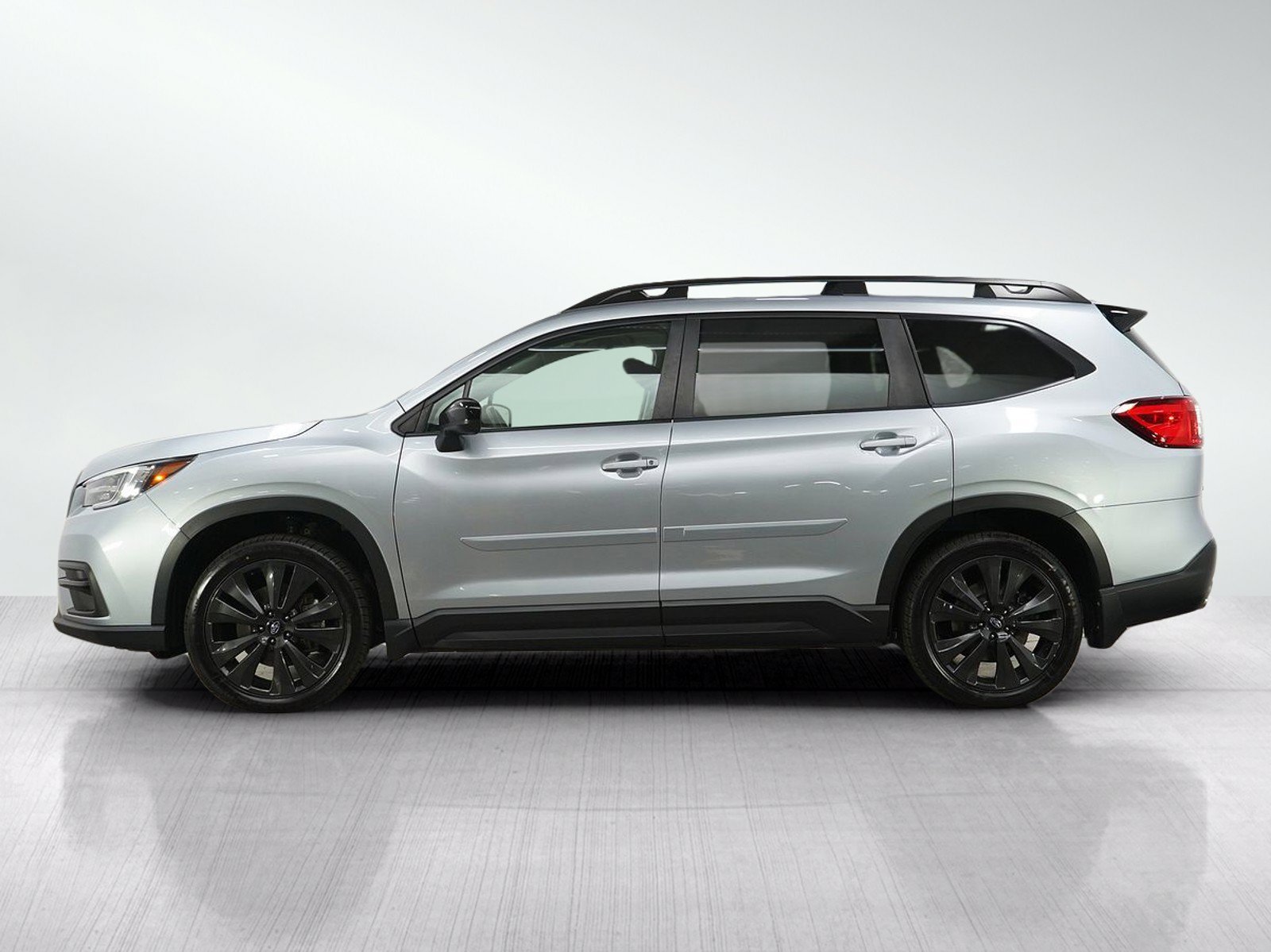 Used 2022 Ice Silver Metallic Subaru Onyx Edition image 2