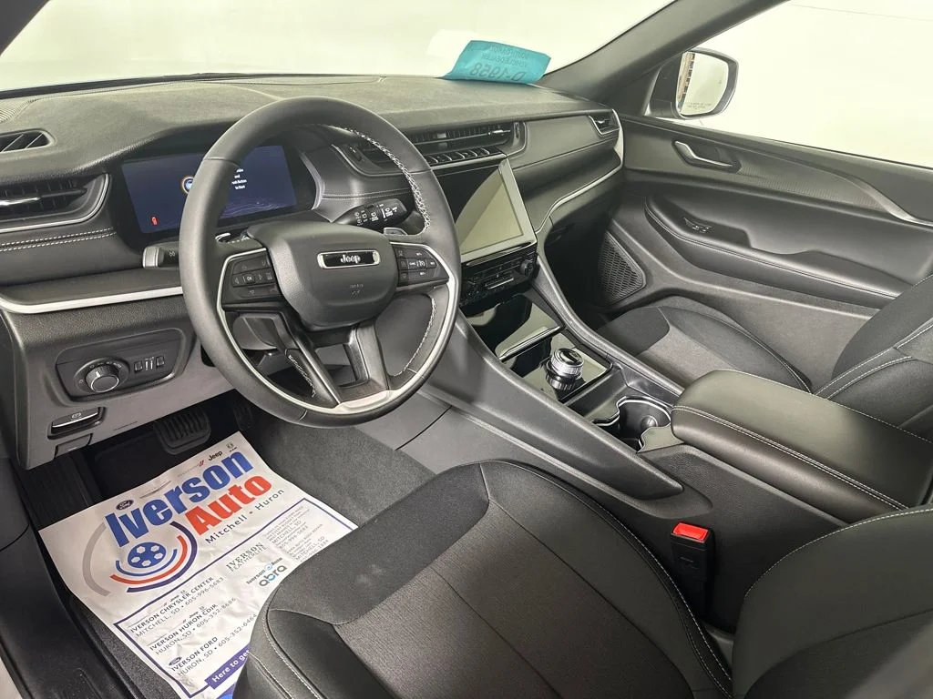 New 2026 Silver Zynith Exterior Paint Jeep Laredo X image 16