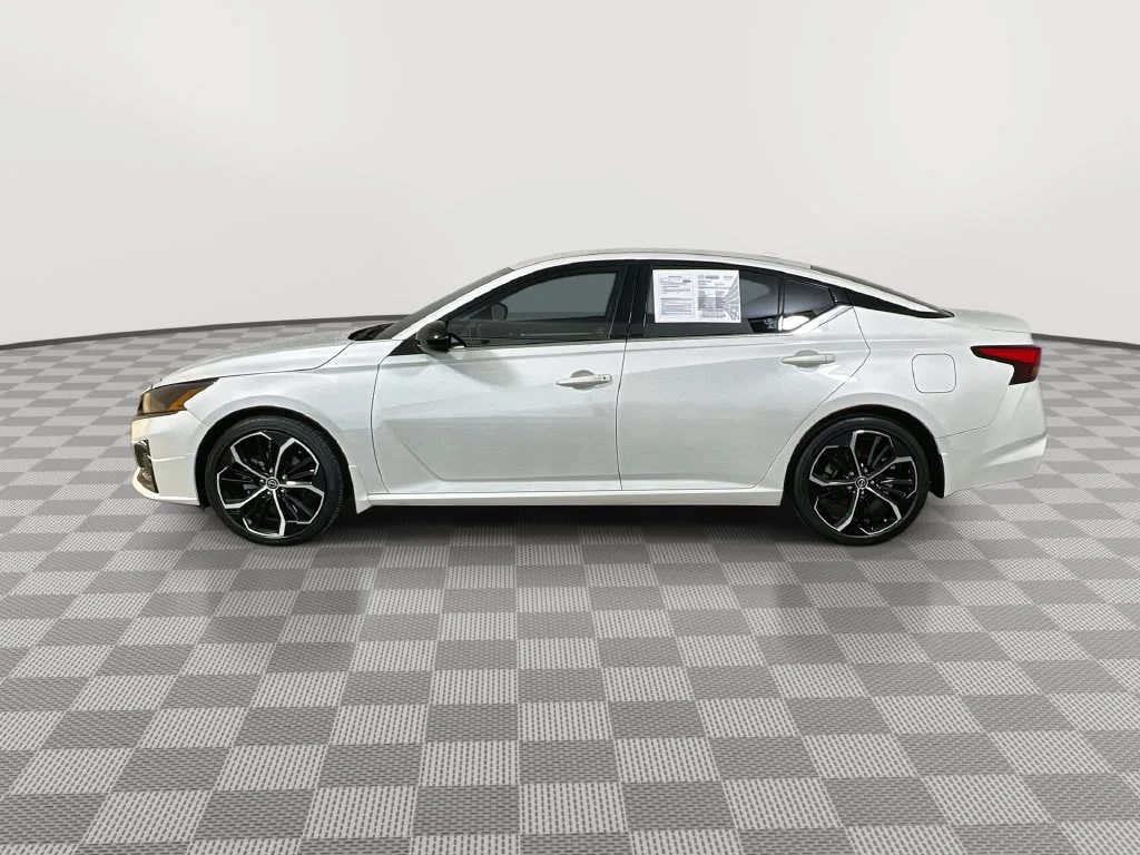 Certified Used 2025 White Nissan 2.5 SR image 5