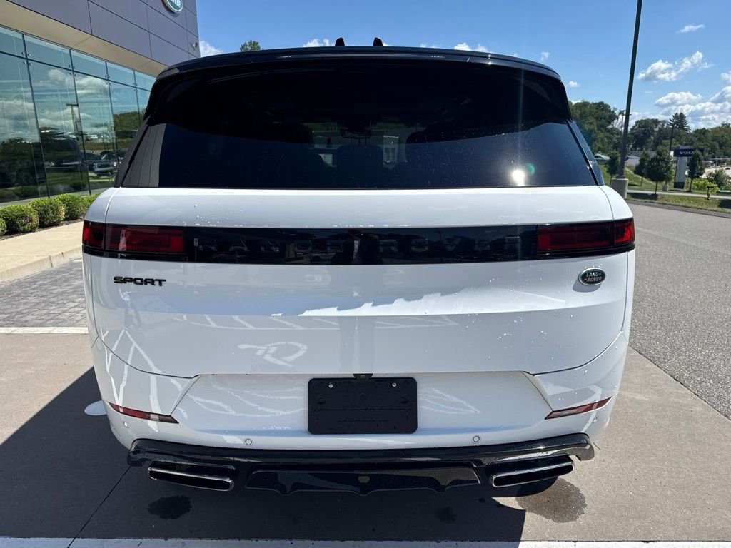Used 2023 Fuji White Land Rover SE Dynamic image 4