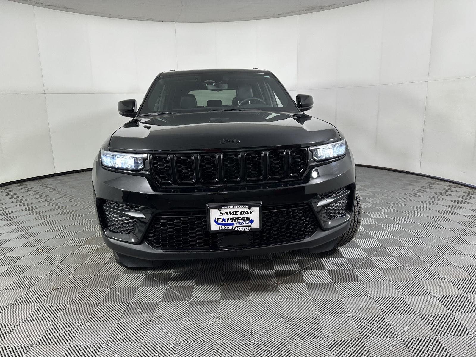 Used 2023 Diamond Black Crystal Pearlcoat Jeep Altitude image 18