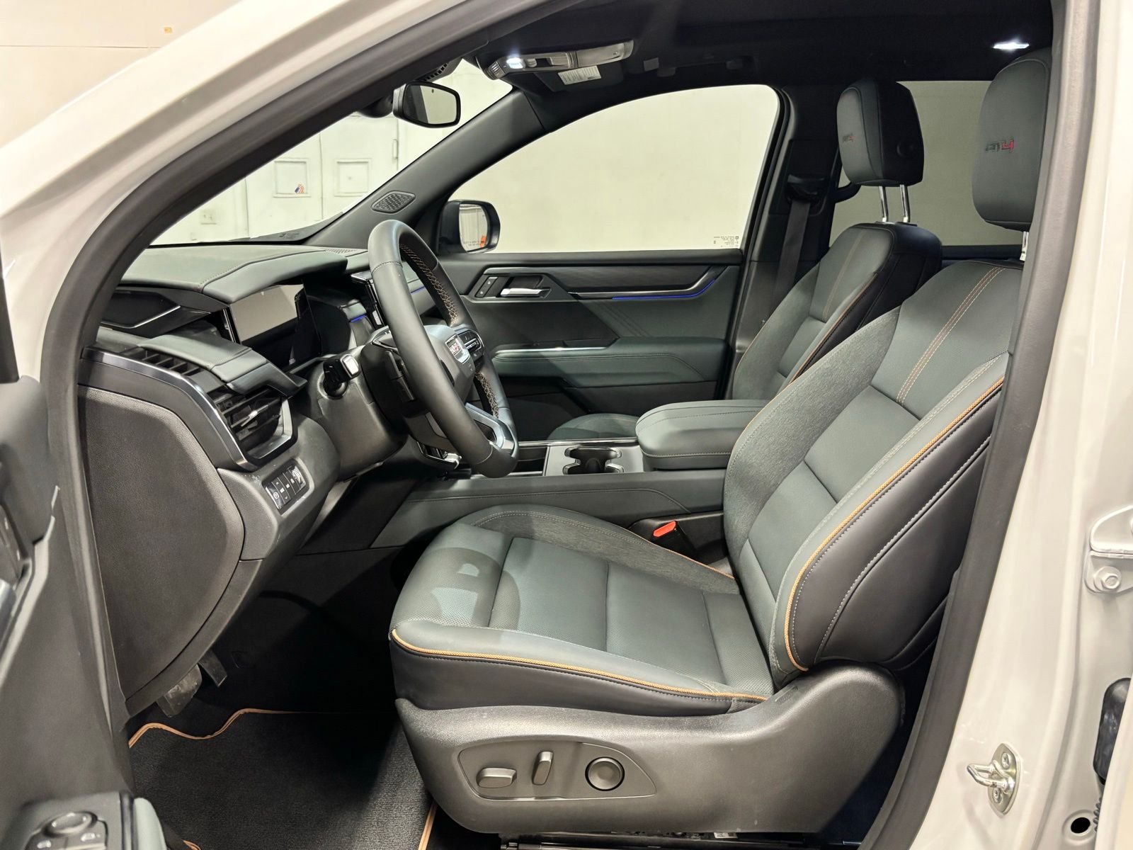 Used 2025 White GMC AT4 image 17