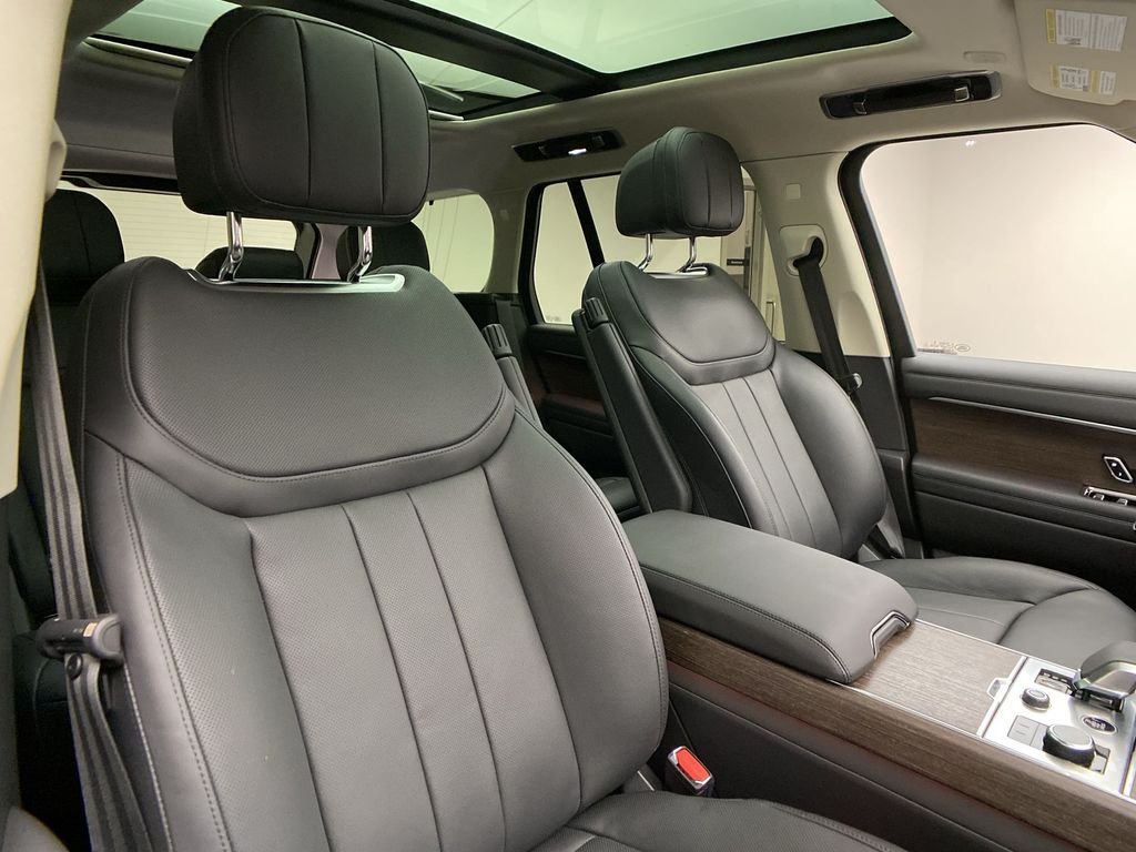 Used 2023  Land Rover SE image 11