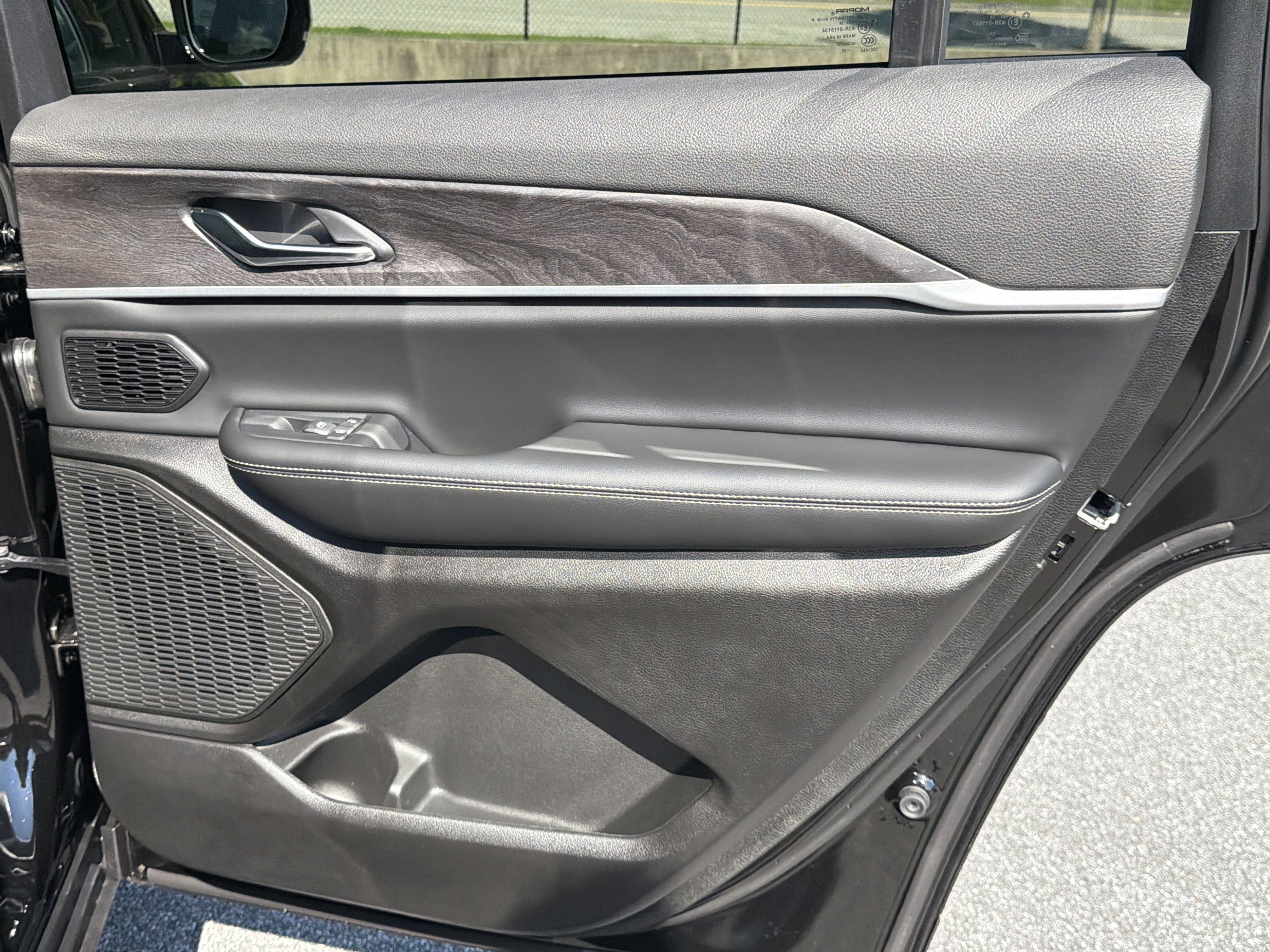 New 2026 Diamond Black Crystal Pearlcoat Jeep Limited image 19