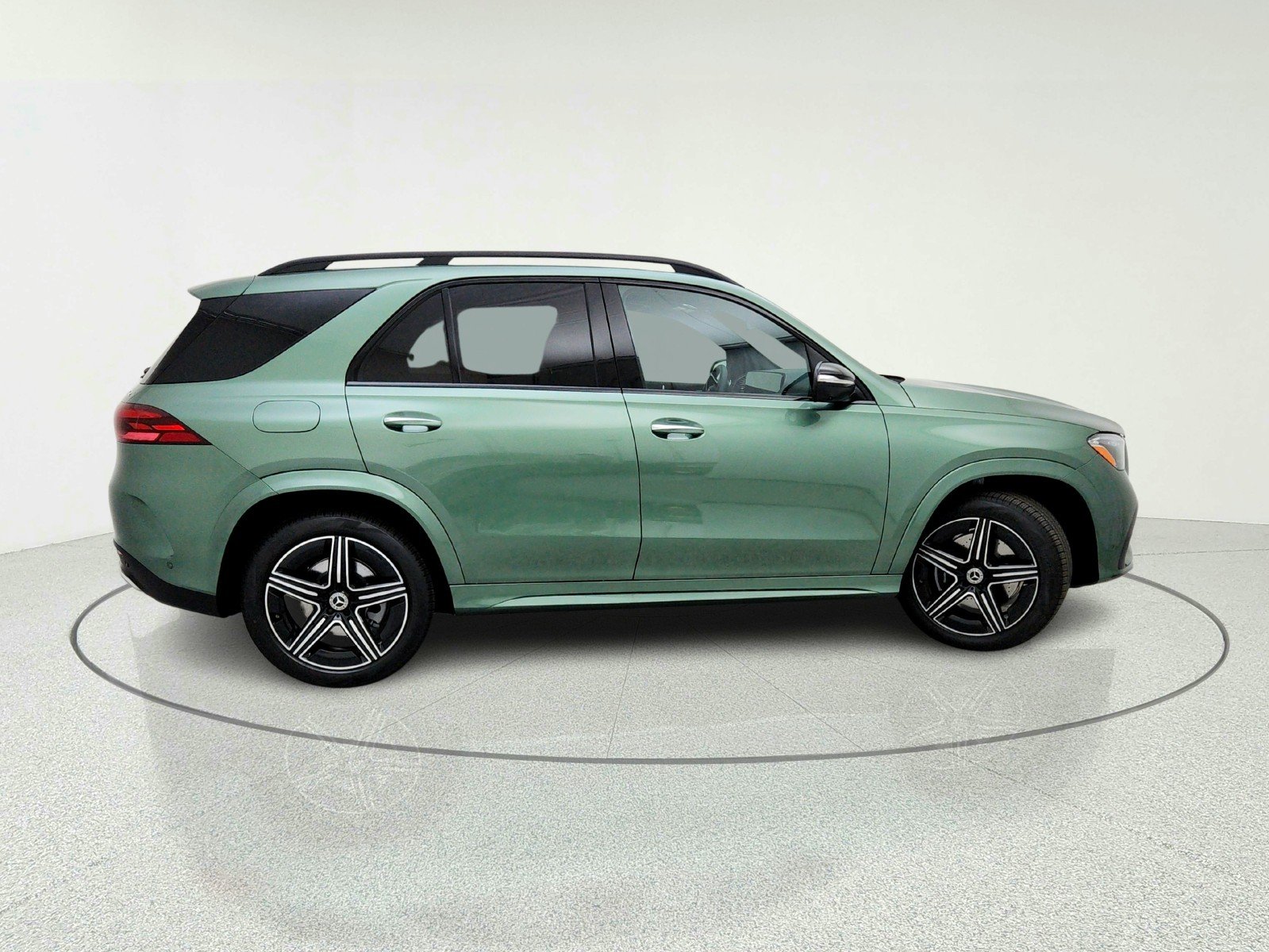 New 2026 MANUFAKTUR Ireland Mid Green Metallic Mercedes-Benz GLE 450 4MATIC® SUV image 7