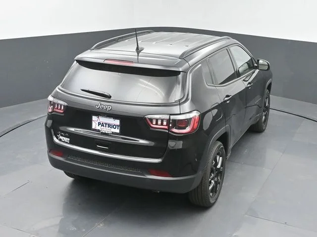 New 2026 Diamond Black Crystal Pearl-Coat Exterior Paint Jeep Latitude image 38