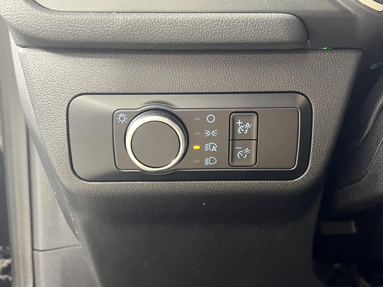 Used 2022 Agate Black Ford SE image 17