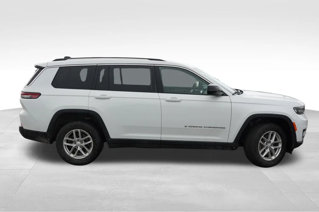 Used 2022 White Jeep Laredo image 2