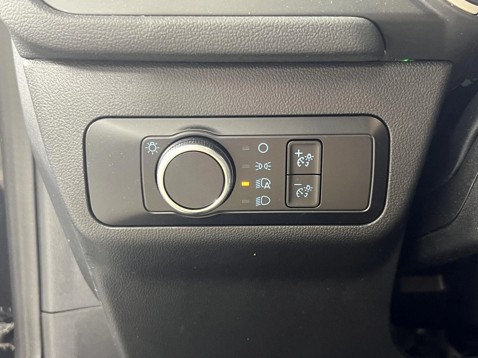 Used 2022 Agate Black Ford SE image 17