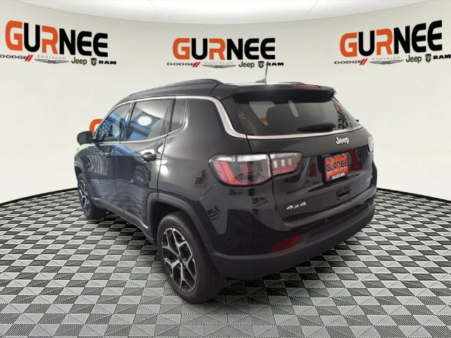 New 2026 Diamond Black Crystal Pearl-Coat Exterior Paint Jeep Limited image 3