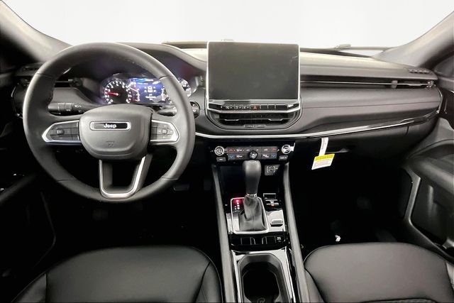New 2026 Hydro Blue Pearl-Coat Exterior Paint Jeep Latitude image 6