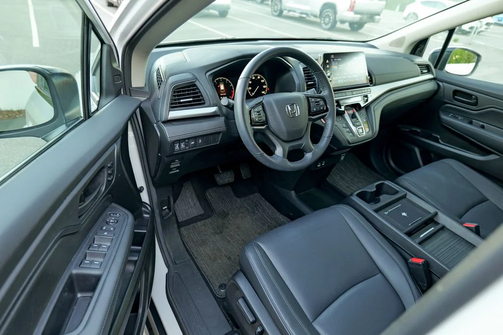 Used 2025 White Honda EX-L image 16