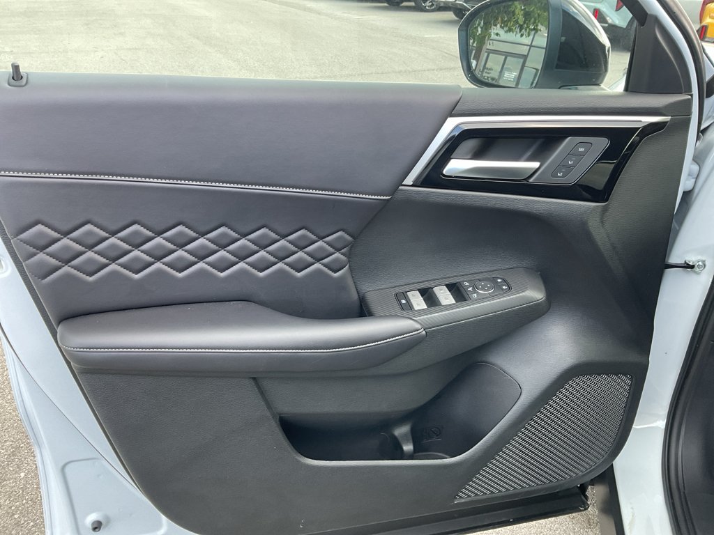 Used 2025 White Diamond Mitsubishi SEL Black Edition image 21