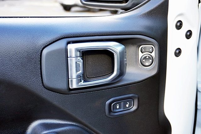 New 2026 Bright White Clear-Coat Exterior Paint Jeep Sport S image 27