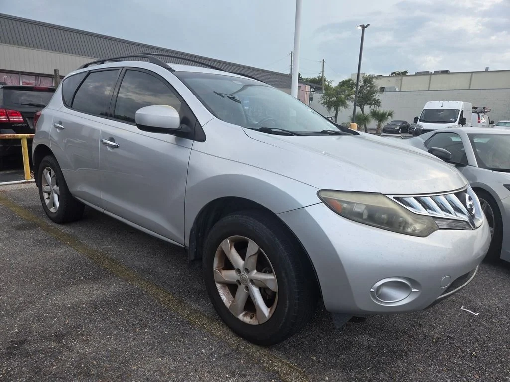 Used 2009 Silver Nissan SL image 3