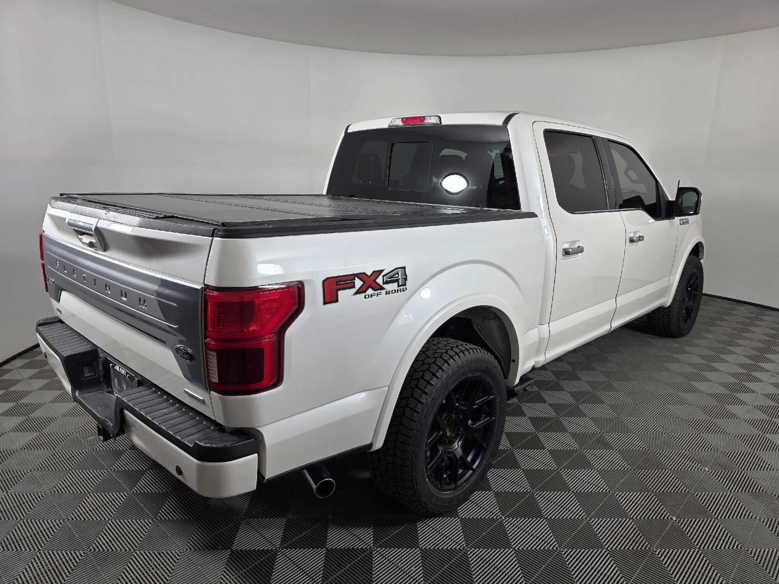 Used 2019 White Platinum Metallic Tri-Coat Ford Platinum image 8