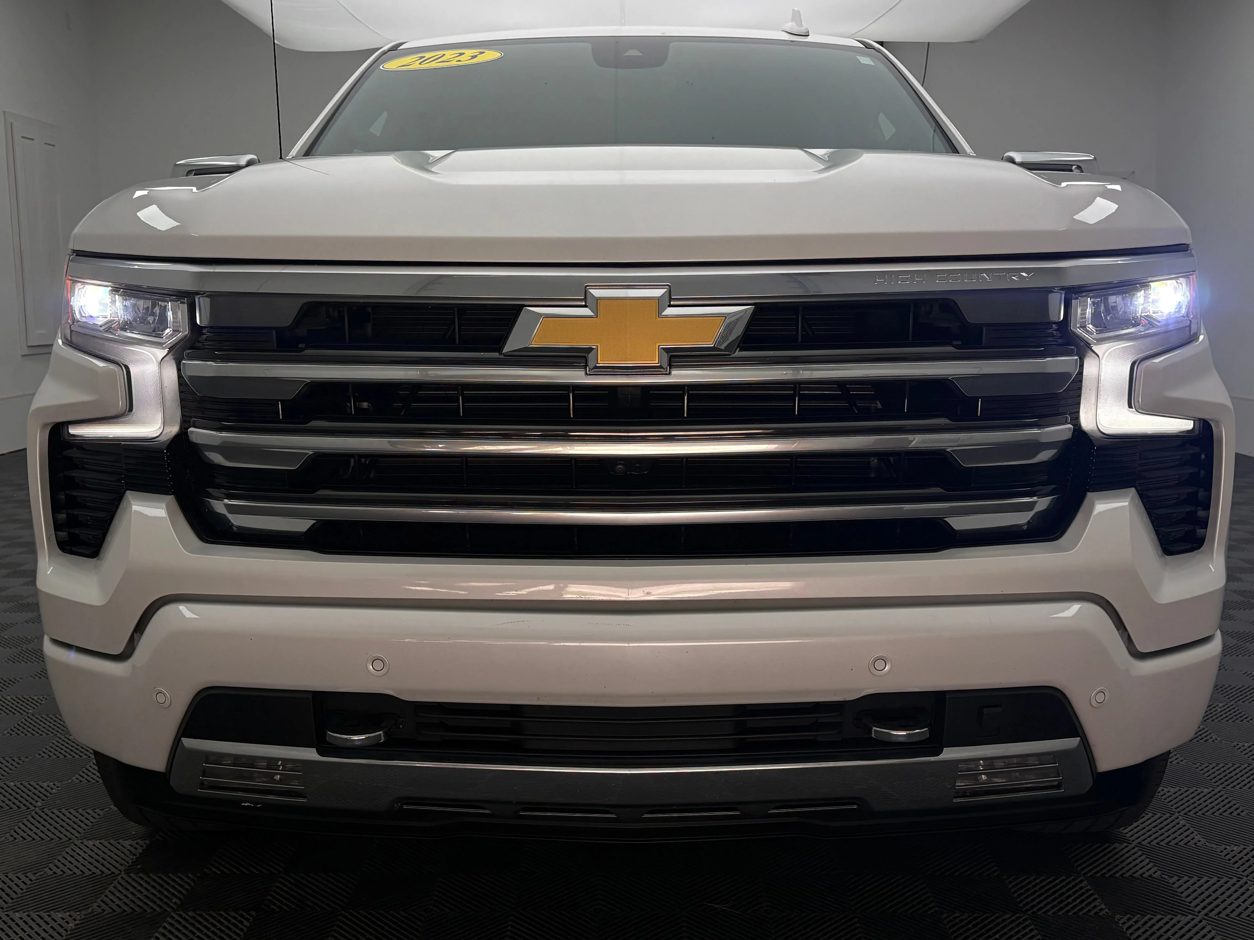 Used 2023 IRIDESCENT PEARL TRICOAT Chevrolet High Country image 15