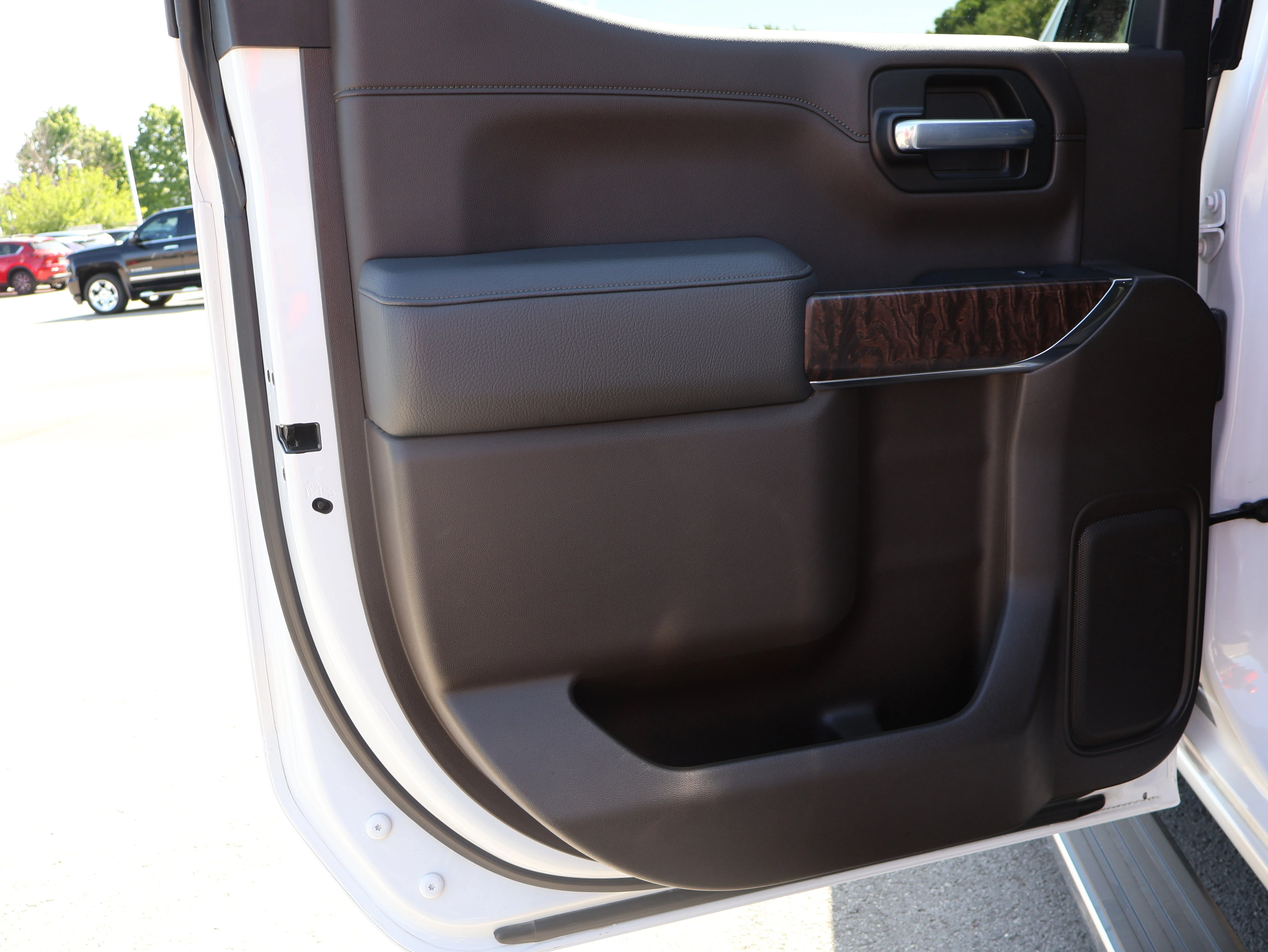 Used 2019 White Frost Tricoat GMC Denali image 23
