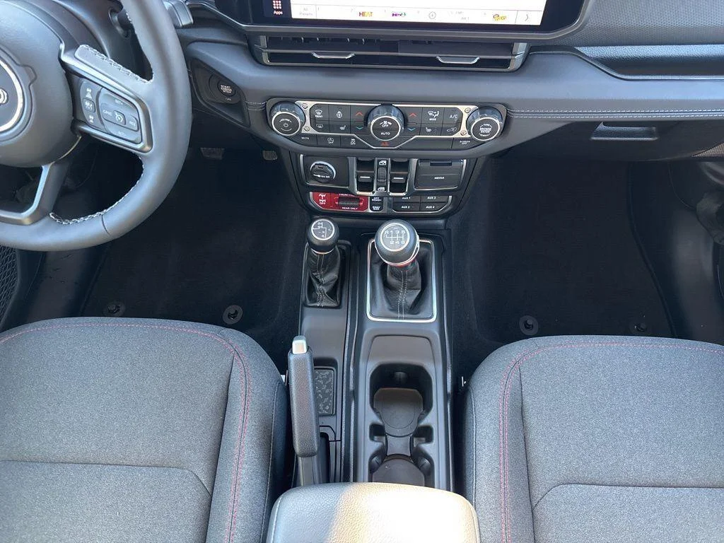 Used 2025  Jeep Rubicon image 15