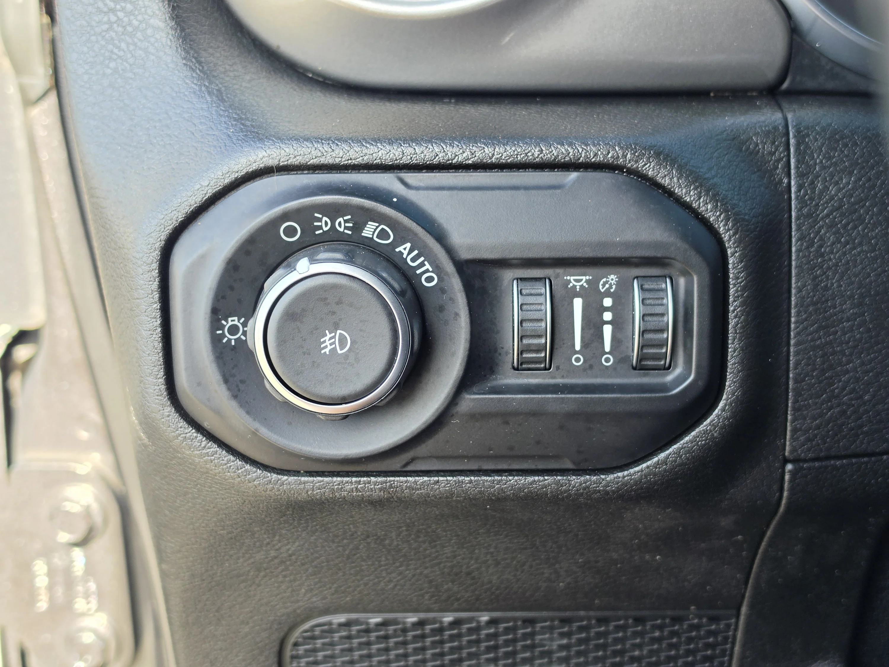 Used 2018 Granite Crystal Metallic Clearcoat Jeep Sahara image 31