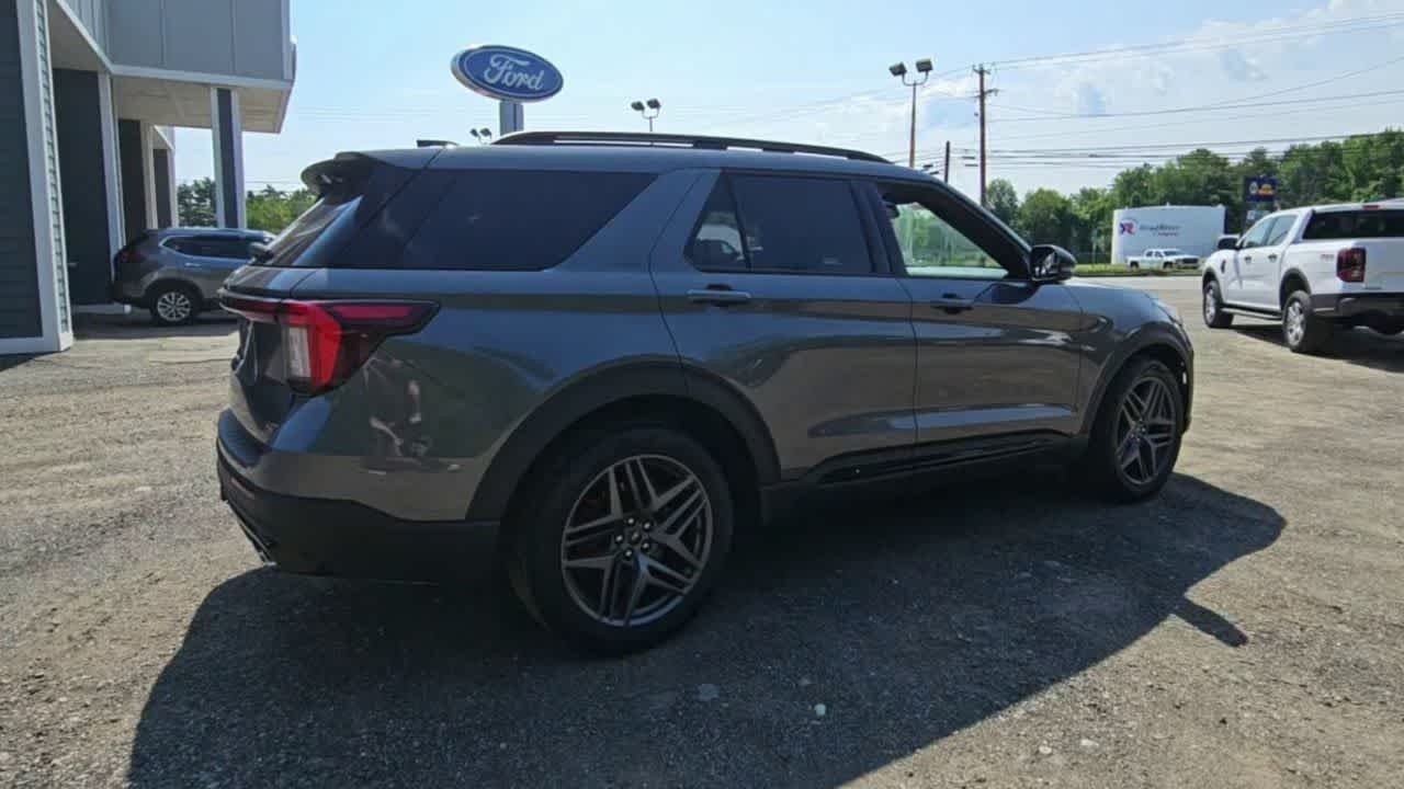 2026 Ford Explorer ST - Photo 8