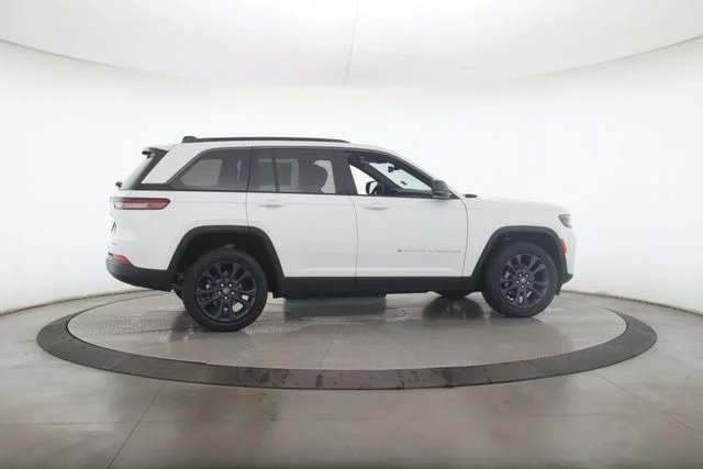 New 2026 Bright White Clear-Coat Exterior Paint Jeep  image 6