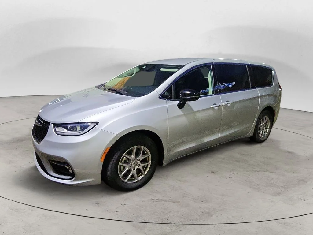 2024 Chrysler Pacifica Touring L's photo