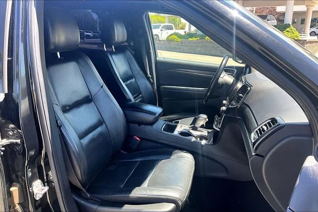 Used 2019 Diamond Black Jeep Limited image 7