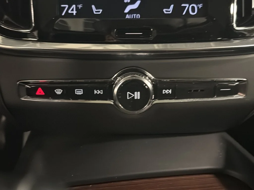 Used 2019 Black Volvo T6 Momentum image 29