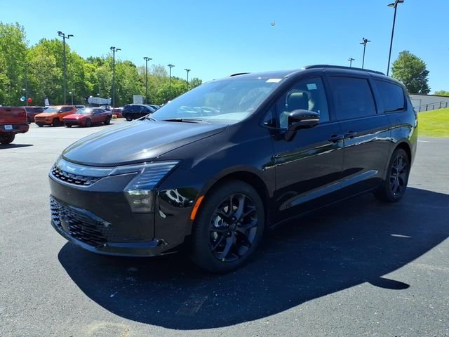 New 2027 Diamond Black Crystal Pearl-Coat Exterior Paint Chrysler Limited image 3