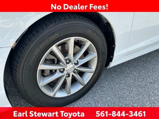 Used 2018 White Hyundai SE image 39
