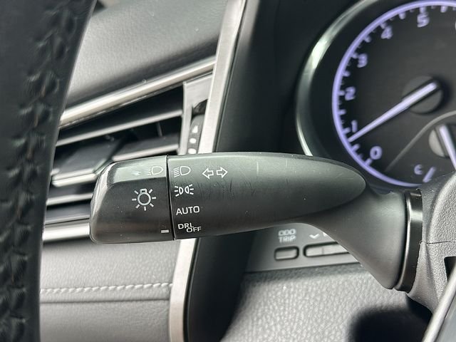 Used 2020 Silver Toyota SE image 27