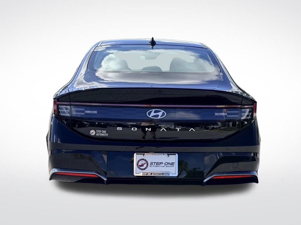 Used 2025 Black Hyundai SEL image 5