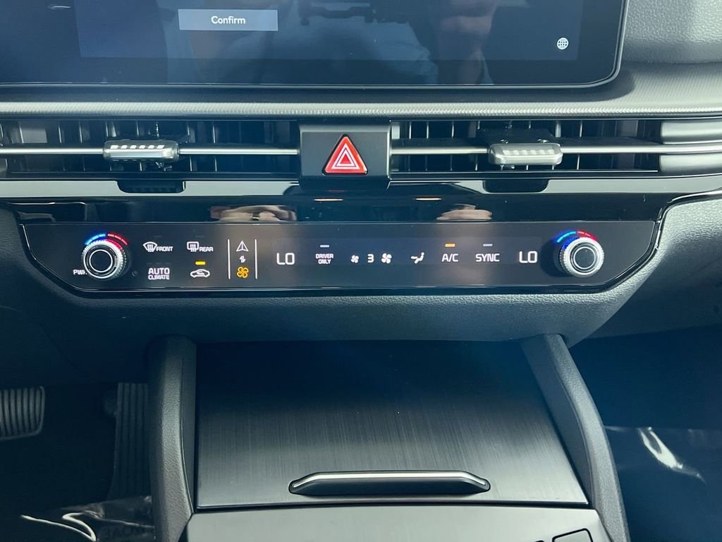 New 2026 Snow White Pearl Kia LX image 26