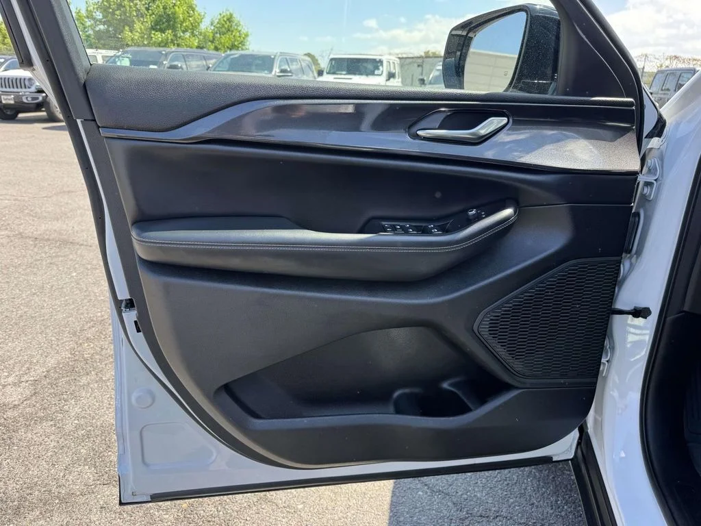 Used 2023 White/off-white Jeep Altitude X image 24